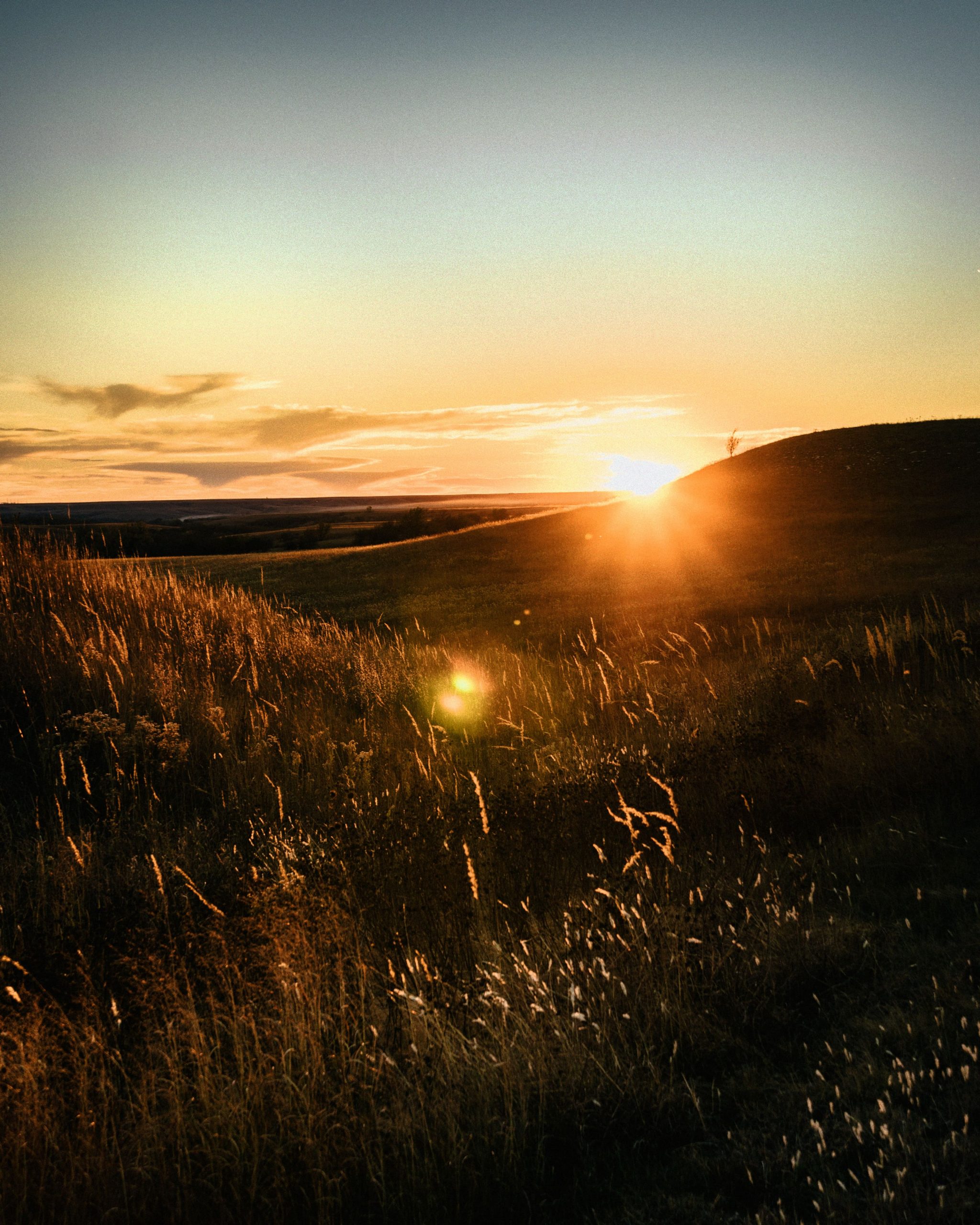 Atardecer en el campo, entre montañas.